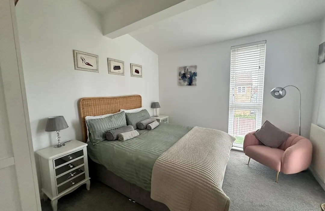 City Getaway - 3Br Home Near Etihad & Ao Arena - Sleeps 6-1