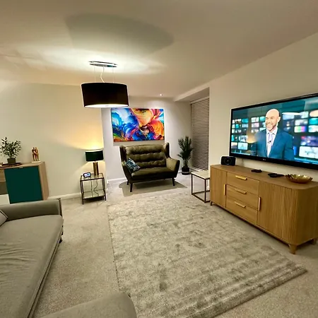 City Getaway - 3Br Home Near Etihad & Ao Arena - Sleeps 6-3