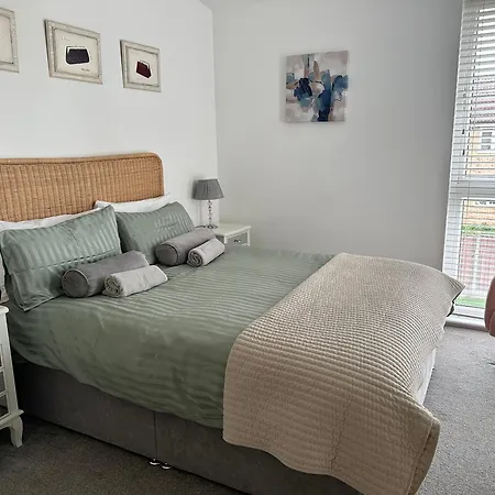 City Getaway - 3Br Home Near Etihad & Ao Arena - Sleeps 6-2
